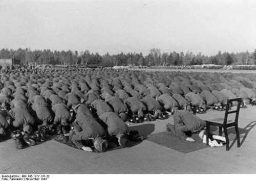 Tentara Handschar sedang melaksanakan shalat berjamaah pada November 1943